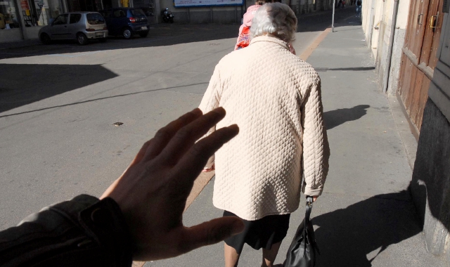 Gli anziani sono nel mirino dei truffatori  (Foto Archivio)