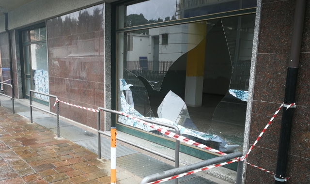 La vetrina in frantumi alla Brunella