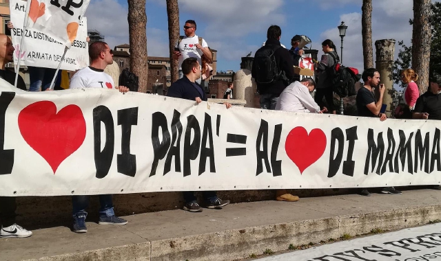 Sono almeno 200 i padri che a Varese chiedono aiuto all’Associazione papà separati (foto Ansa) 