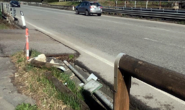 Il degrado sulla pista ciclabile perdura ormai da diversi mesi (Redazione)