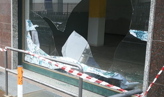 Una vetrina danneggiata nella zona della Brunella