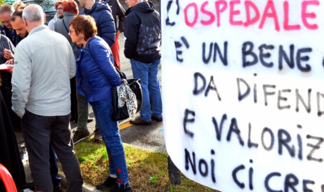 Una manifestazione di protesta davanti all’ospedale Galmarini di Tradate  foto Archivio