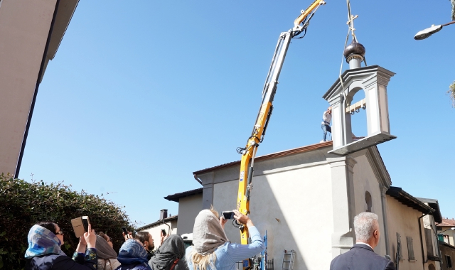 La posa del campanile sulla chiesa di via Milazzo