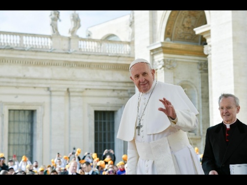 Papa: non siate giovani da divano