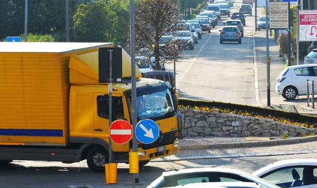 L’effetto-imbuto alla rotonda che unisce la zona Ippodromo con la Valganna da una parte e Biumo dall’altra (Blitz)