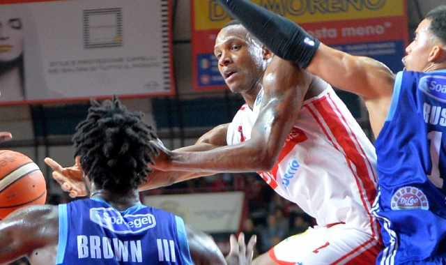 Nella gara d’andata Dominique Archie e compagni hanno travolto Brindisi  (foto Blitz)