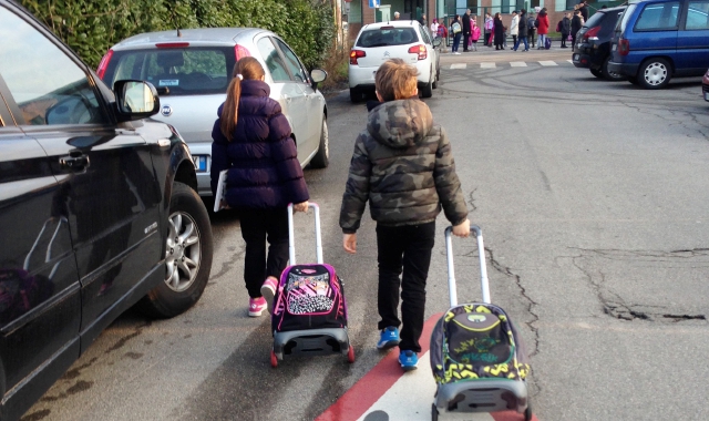 Otto ragazzi non vanno a scuola