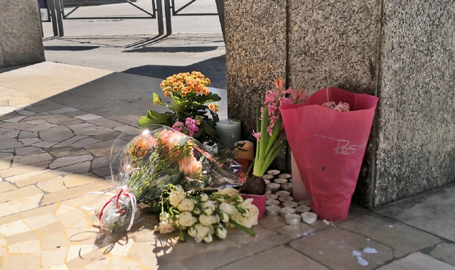 Fiori e lumini posati in via Marcobi dagli amici e dai compagni di scuola della ragazza suicida  (foto Blitz)