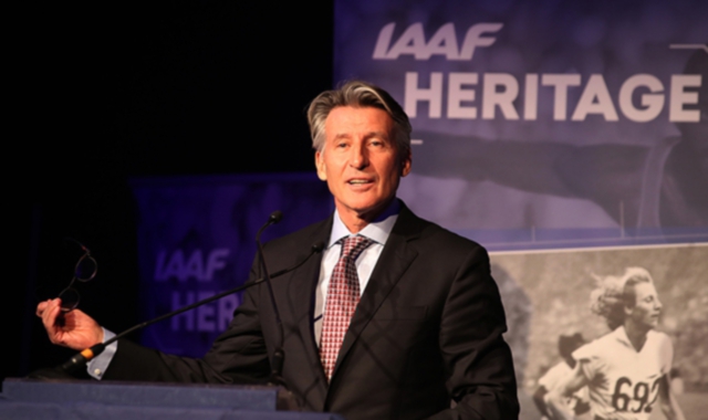 Sebastian Coe ha insignito la Cinque Mulini con la Heritage Plaque.