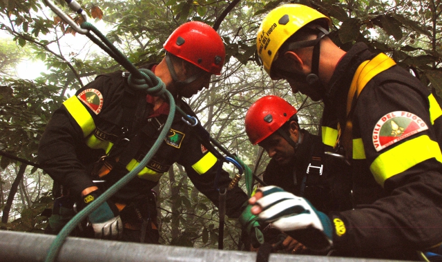 Vigili del fuoco del Saf in azione a Marzio (Archivio)