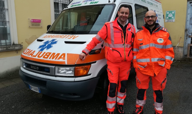 Due volontari varesini con l’ambulanza veterinaria da poco in servizio