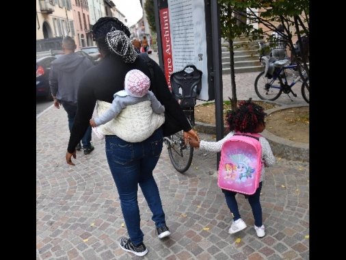 Non pagano mensa,tonno e cracker a bimba
