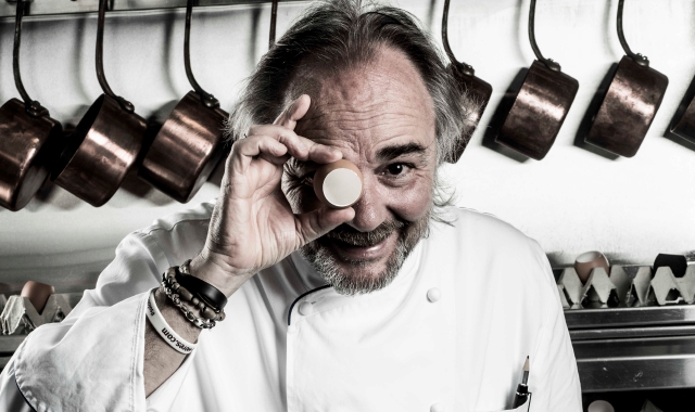 Marco Sacco, lo chef piemontese da due stelle Michelin è il patron e anima del ristorante Piccolo Lago posto su una palafitta a Mergozzo (Vb)
