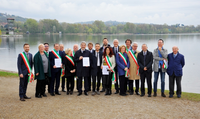 I sindaci dei Comuni rivieraschi e le altre istituzioni in riva al Lago a Voltorre