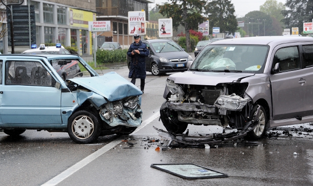 Le auto coinvolte nell’incidente    sulla Statale del Sempione (Pubblifoto)