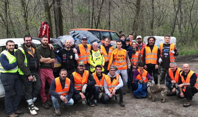 Il gruppo di partecipanti alla pulizia dei boschi dietro via Ca’ Bassa (Blitz)