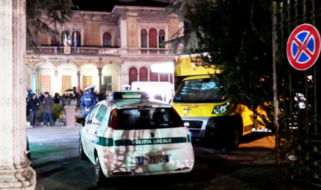 La pattuglia della polizia locale davanti a villa Gianetti (Blitz)