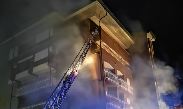 L’incendio al palazzo del complesso Verbanetta