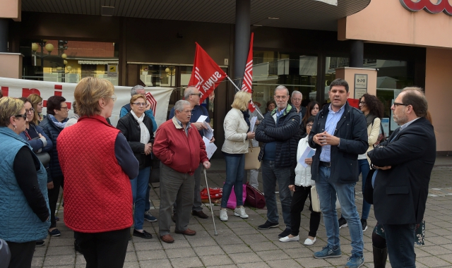 Un momento della protesta di giovedì pomeriggio nel centro di Villa Cortese @(Redazione)