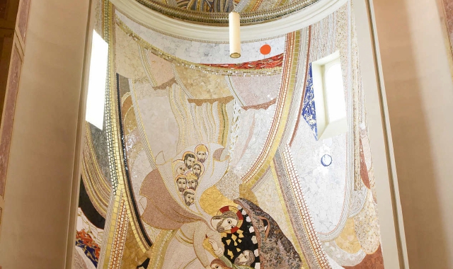 Il mosaico nella chiesa parrocchiale di Casciago (Foto Blitz)