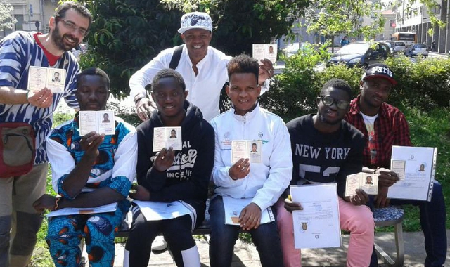 I sette ragazzi della Guinea con un volontario della Onlus