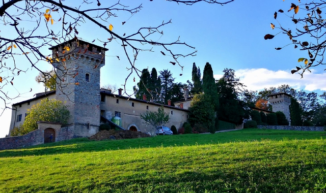 Il castello di Frascarolo nello scatto di  Emanuela Lastella (del gruppo Facebook «Fotografando Varese e provincia»)
