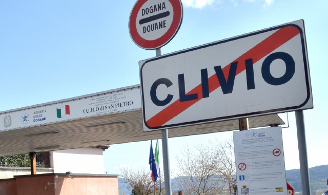 Il valico doganale di san Pietro  (Foto Blitz)