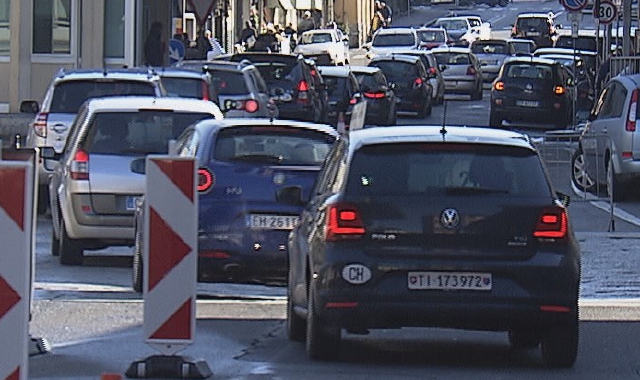 Il valico di confine che immette nel centro di Chiasso