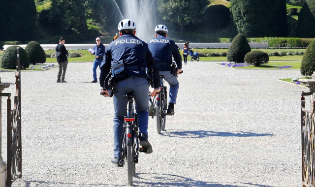 Da alcune settimane i Giardini Estensi sono pattugliati da poliziotti  in sella a biciclette elettriche (foto Archivio)