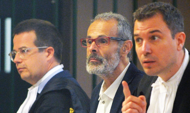 Cazzaniga tra gli avvocati Buffoli e Pezzangora (foto Blitz)