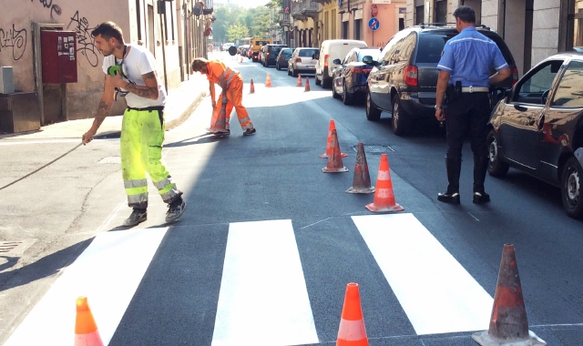 Le strisce pedonali dovranno durare almeno sei mesi (Blitz)