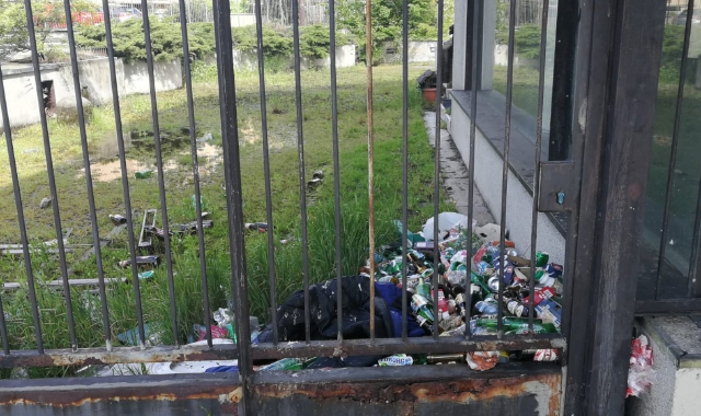Aree utilizzate come bivacchi notturni e toilette a cielo aperto (foto Blitz)