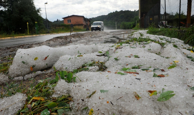 Pioggia, grandine, vento e temperature ampiamente sotto la media stagionale: la bella stagione si fa attendere (Archivio)