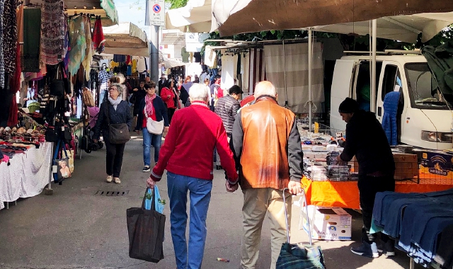 Le bancarelle in piazzale Kennedy (Blitz)