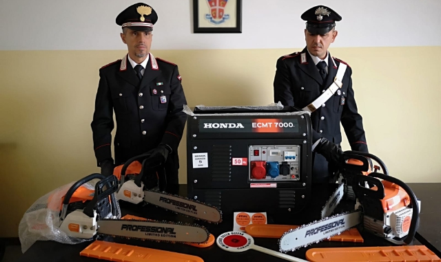Le motoseghe e il generatore sequestrati dai carabinieri