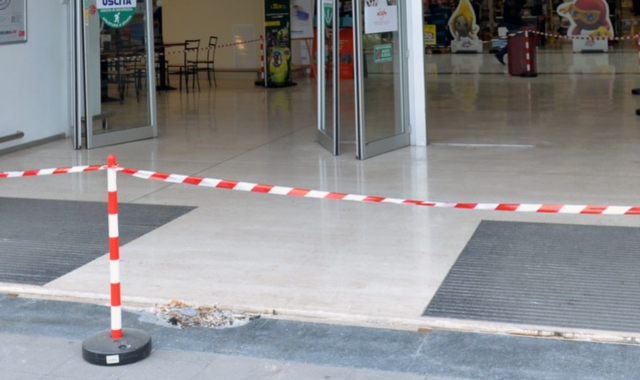 L’ingresso dell’Esselunga dopo la spaccata (Blitz)