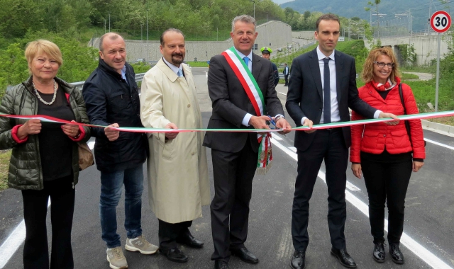 Il taglio del nastro per la “bretella dei frontalieri” (Foto Blitz)