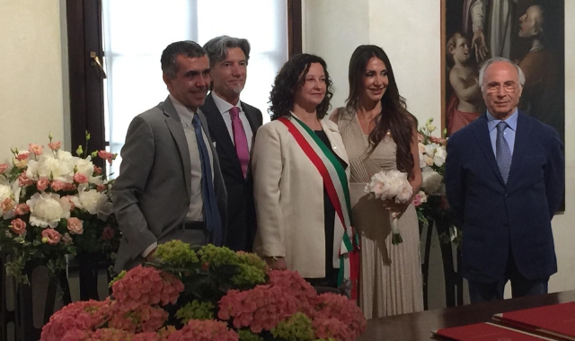 Gli sposi e i testimoni con l’assessore Manuela Maffioli (Red.)