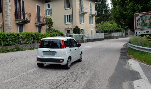 La sp 69 prende il nome di via Fortino tra Leggiuno e Laveno (Blitz)