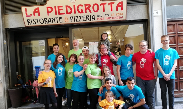 I ragazzi della cooperativa La Casa davanti al Sole alla Piedigrotta