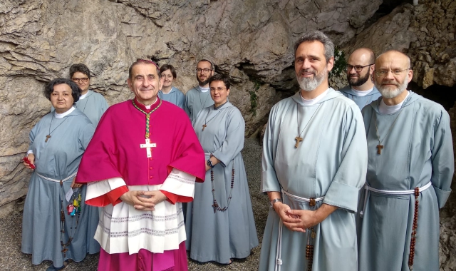 L’Arcivescovo Delpini nella grotta, circondato dai frati francescani di Betania (Red.)
