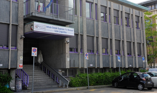 Crolla controsoffitto al Liceo linguistico