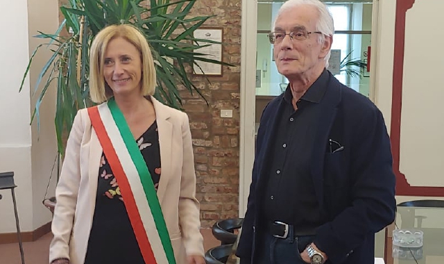 Scambio di consegne in municipio tra il sindaco uscente Federico Simonelli ed Elena Catelli (Red.)