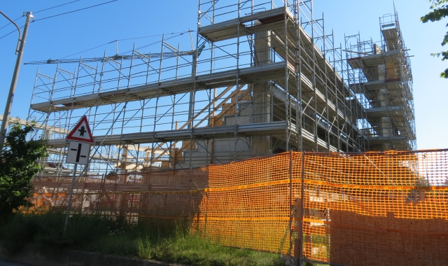 Procedono a pieno ritmo i lavori di costruzione del nuovo palazzetto dello sport di Arcisate (foto Blitz) 