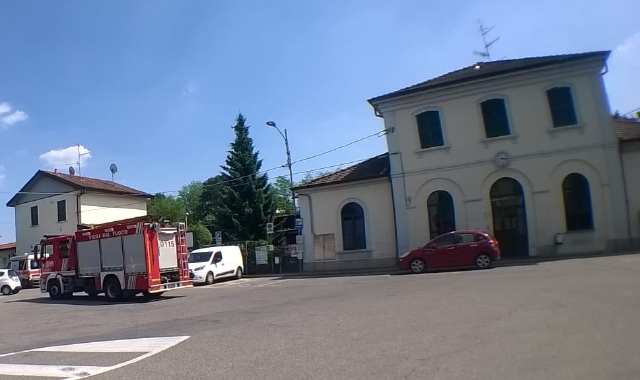 Panico e salvataggio sui binari tra Malnate e Varese (foto Essepì)