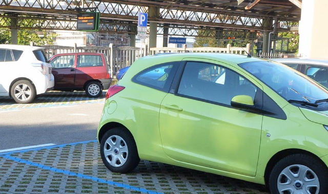 La violenta zuffa è avvenuta nel piazzale della stazione ferroviaria di Casbeno (foto Blitz)