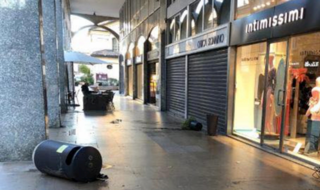I vandali si divertono a ribaltare i contenitori dei rifiuti (foto Blitz)