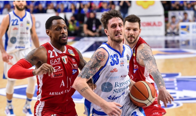 Per Achille Polonara e la Dinamo Sassari di Pozzecco (qui contro Milano in semifinale) inizia l’assalto al tricolore (legabasket)
