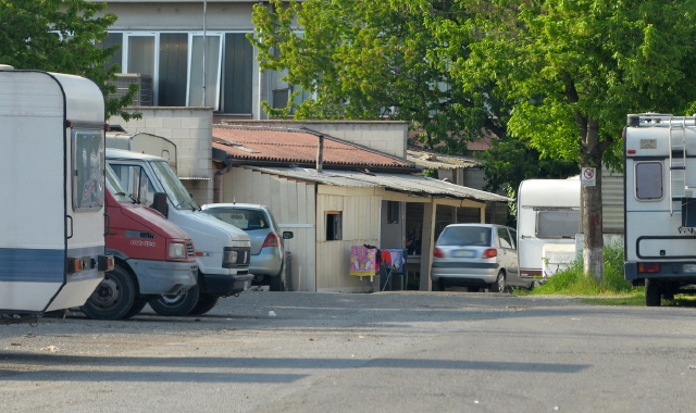 Il campo nomadi di via Deledda (foto Blitz)