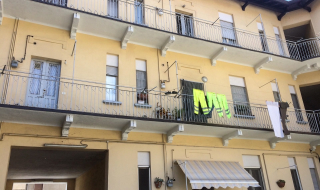 La corte di via Pontida in cui si trova l’ex casa di Luigino Bruciotti (foto Blitz)